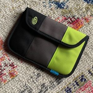 Timbuk2 device wallet 💚🖤🤍